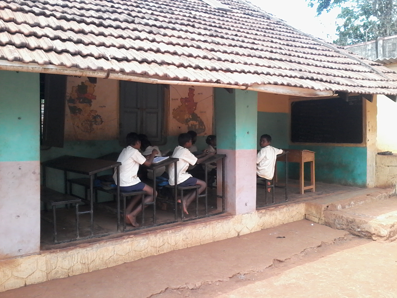 ‘ಇಲ್ಲಗಳ’ ಮಧ್ಯೆ ನಲುಗುತ್ತಿರುವ  ಬುಡಕಟ್ಟು ಆಶ್ರಮ ಶಾಲೆಗಳ ಮಕ್ಕಳ ಭವಿಷ್ಯ